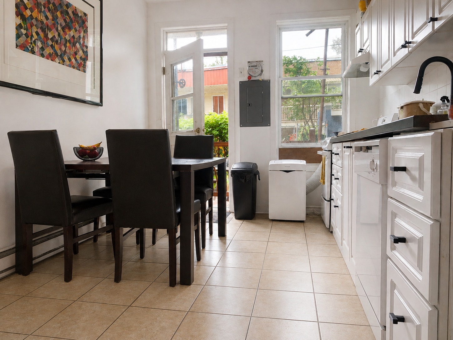 Large 4½ St-Henri Apartment + Private Patio + Pet Friendly — photo 3