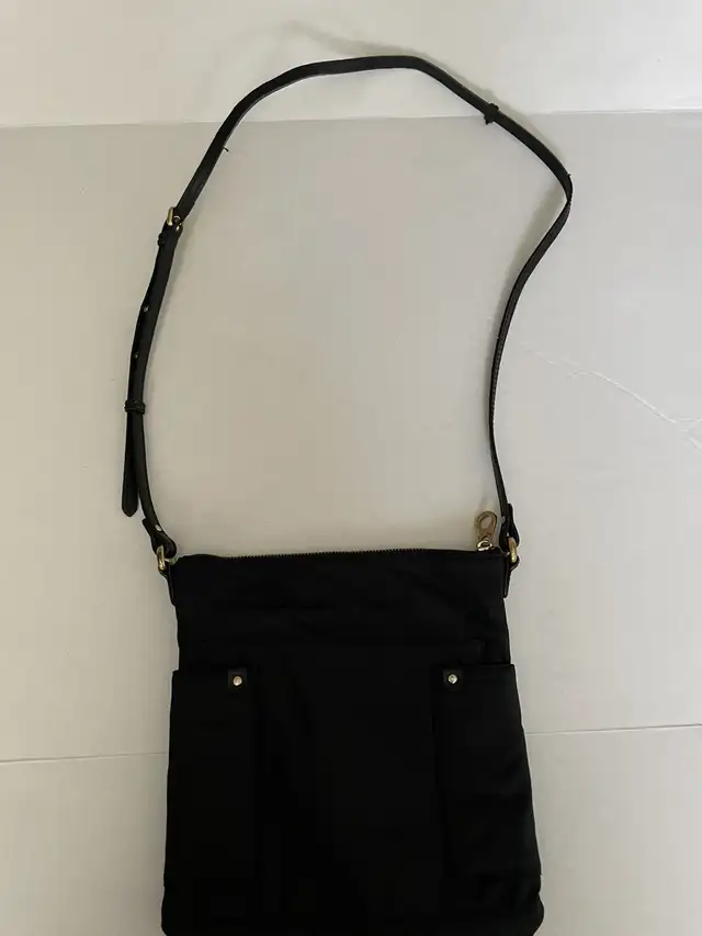 Marc Jacobs Cross Body Bag is in Women's - Bags & Wallets in Mississauga / Peel Region - Image 4