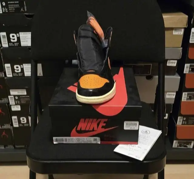 Air Jordan 1 Shattered Backboard 3.0 size 10 in Men's Shoes in City of Toronto - Image 5