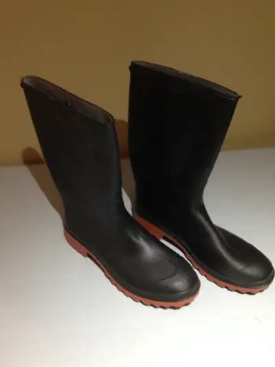 Botte en caoutchouc non isolé Grandeur 12 Couleur noir et orange PRIX: $5.00