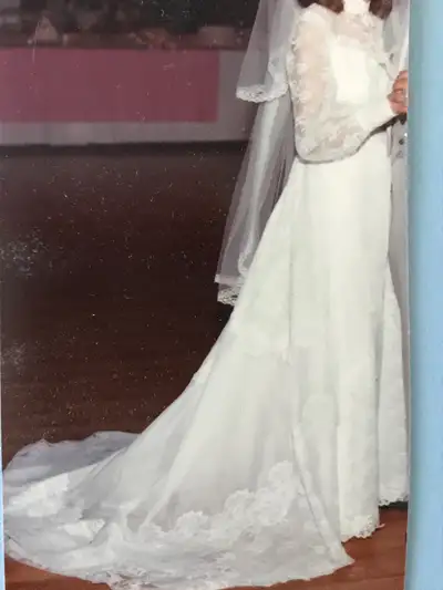 Beautiful wedding gown Size 10 Clean and excellent condition Matching lace wedding veil, new and unu...