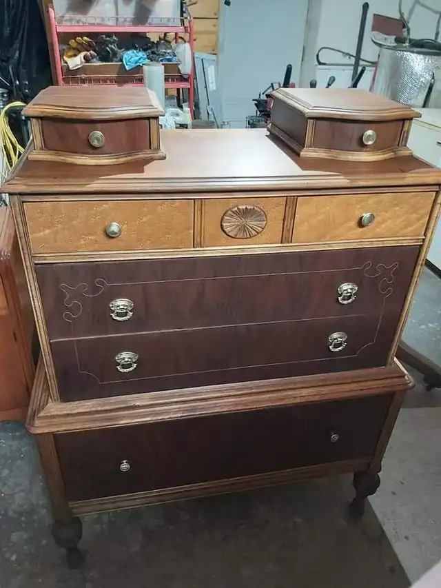 Commode en noyer toute restauré antiquité in Dressers & Wardrobes in Lanaudière - Image 2