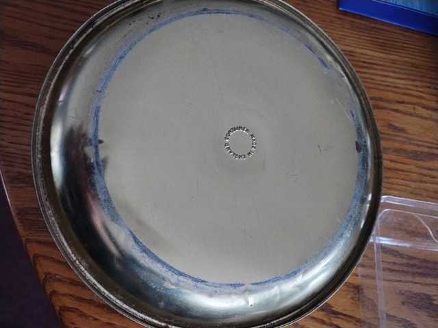 Vintage round tin in Arts & Collectibles in Edmonton - Image 4