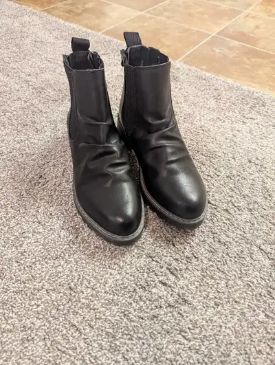 Women's size 10 boots...like new, View more