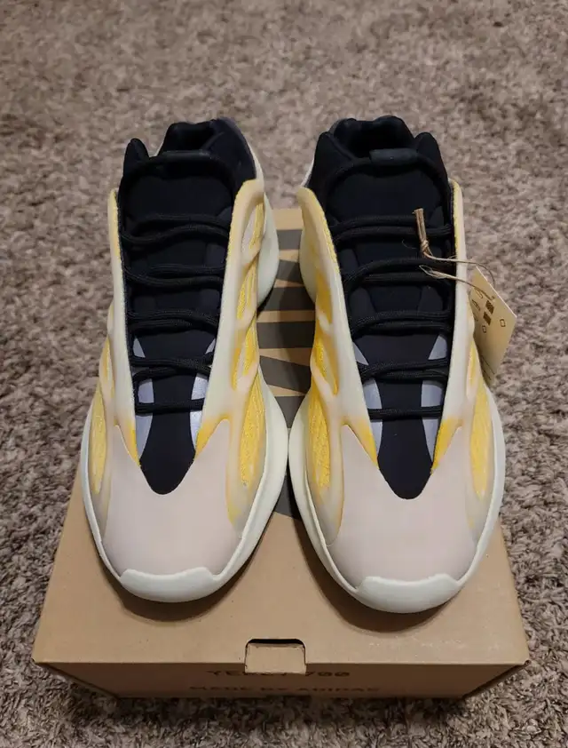 Yeezy 700 v3 Mono Safflower Size 11 Men’s  in Men's Shoes in Hamilton - Image 2