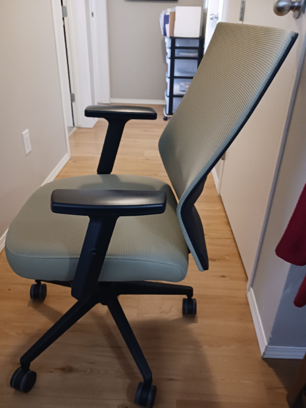 Green Office Chair $90.00 in Chairs & Recliners in Edmonton - Image 4