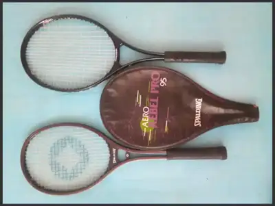 2 spalding tennis rackets 27"(raquettes de tennis) for adult, solid and good shape, in good conditio...