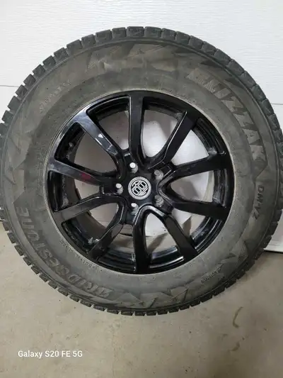 Set of 4 Winter tires +Mag that were installed on a Nissan Murano * Marque : Bridgestone * Modèle :...