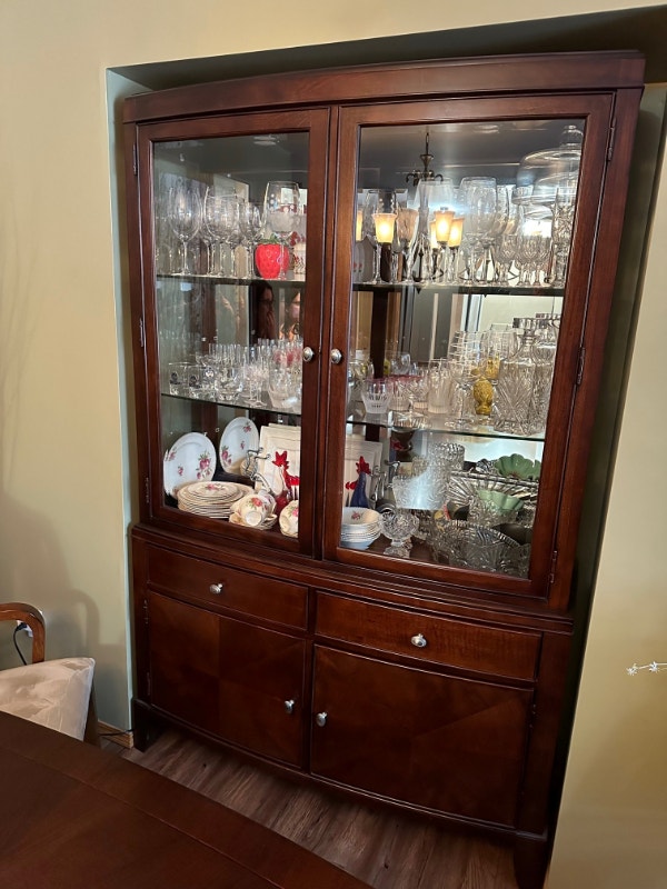 IMMACULATE FORMAL 9PC DINING ROOM SET & HUTCH/BUFFET Dining Tables