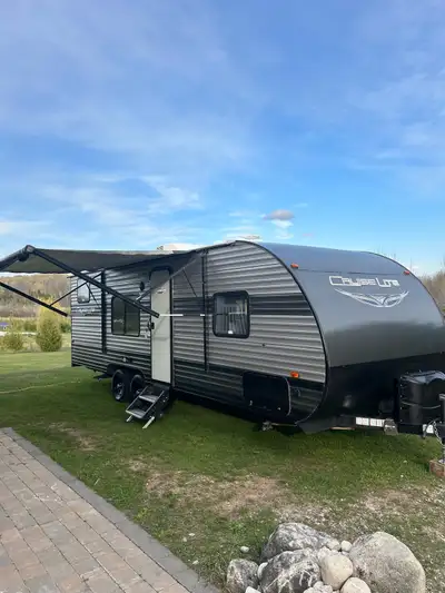 2019 Salem Cruislite 261BHXL - Power Awning - New tires last year - 12v fridge - Double Bunks - Back...