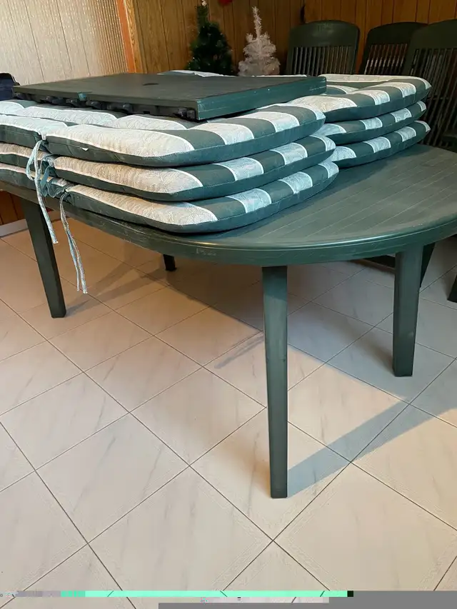 chaises et table patio64840232399873122