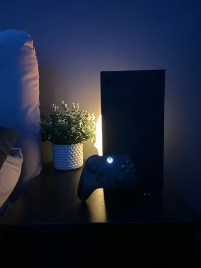 FR : Console Xbox Series X 1 To avec manette et câble d'alimentation en excellent état. Elle a été s...
