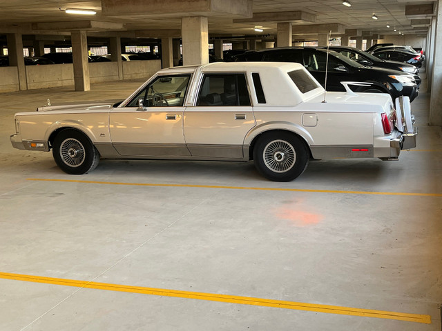 1985 Lincoln towncar in Classic Cars in London