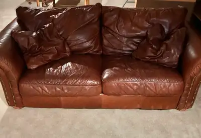 Je vends mon sofa trois places et ma causeuse deux places en cuir véritable Confort, doux et moelleu...