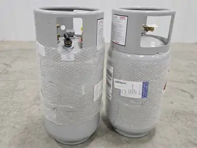 Manchester Tank steel forklift cylinder. Capacity: 33.5 lb (approx. 8 Gallon / 80 lb water capacity)...