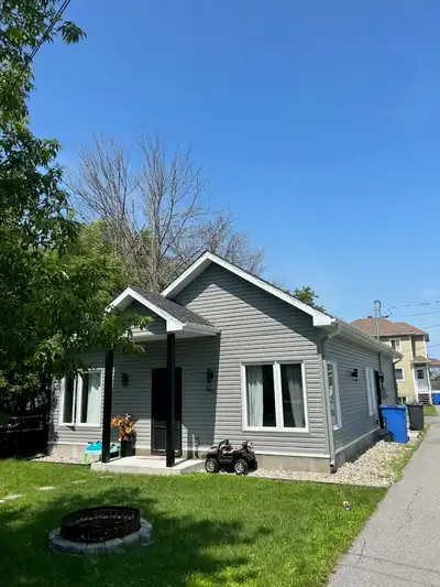 Petite maison 5 1/2 à louer prêt de Howick Disponible dès le 1er juillet Situé sur une petite rue 3...