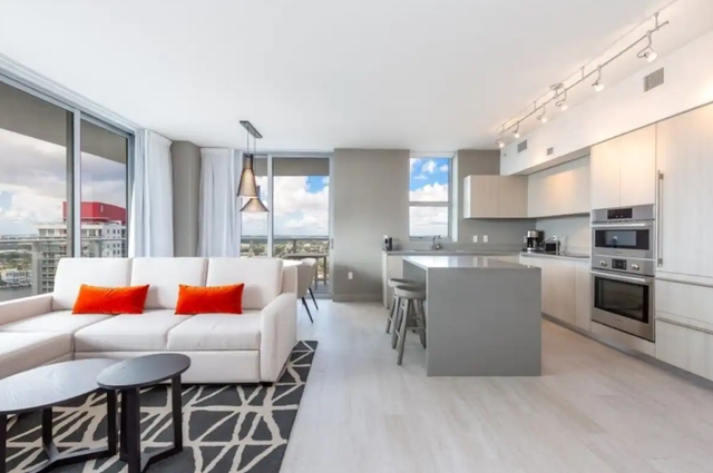 Hollywood Beach Oceanfront Getaway with Stunning Views & Resort in Florida in Canada - Image 5