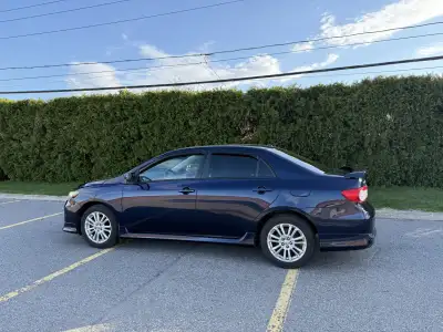 Toyota Corolla S 2012, toute équipée, en très bon état. Démarreur à distance, toît ouvrant, vitres e...