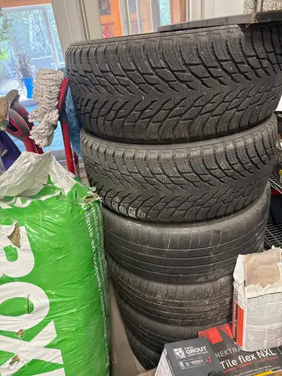 Je vends un ensemble de pneus et jante Michelin Pilot Sport toutes saisons montés sur des jantes tur...