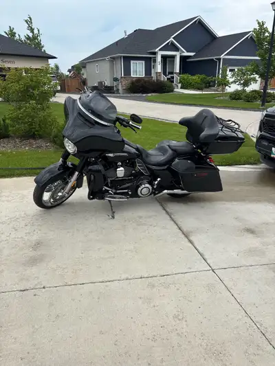 Mint low KMs CVO 21,500 KMs 110 cubic inch Fresh tires Saftey 12 in Harley Bars Color matched King T...