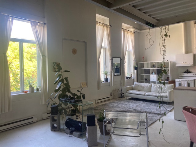 GRAND LOFT SOUS LOCATION À PARTIR DE SEPTEMBRE (TOUT INCLUS) — photo 1