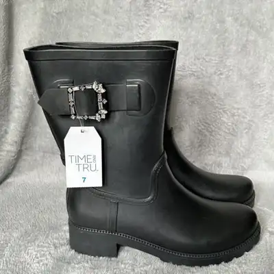 Women’s brand new size 7 rain boots. These sell for $35 USD (approximately $49 CAD). Black with a je...