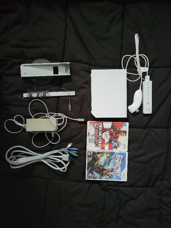 Console Nintendo Wii Blanche avec deux jeux et cap
