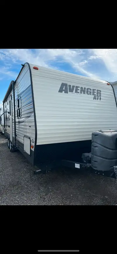 2017 Avenger 24’ 2 axles. Queen bed in front, jack knife couch and table that goes does. Bathroom ha...