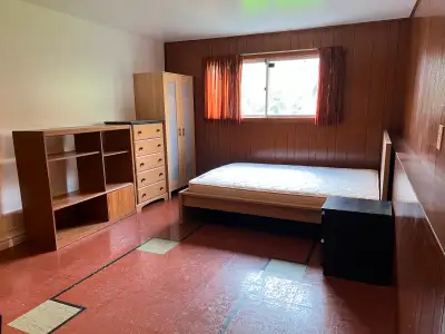 A supper large room for rent in City of Niagara falls