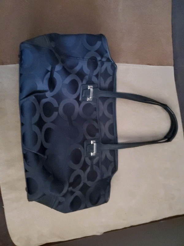 Coach purse in Women's - Bags & Wallets in Red Deer