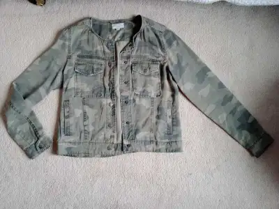 selling camo jacket size XS , View more
