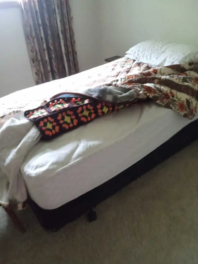 Twin bed with wheels/frame. in Beds & Mattresses in Kitchener / Waterloo - Image 3