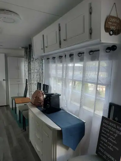 À VENDRE : Roulotte Bel-Aire entièrement rénovée dans le prestigieux Camping Terrasse Rougemont Vous...