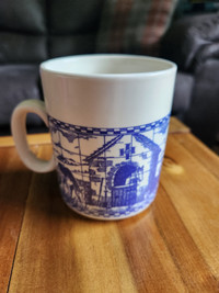 VINTAGE farm-scene ceramic CHURCHILL coffee mug (blue & white)