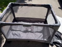4moms Breeze Go Playard in great like new conditions