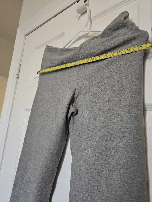 Grey leggings in Women's - Bottoms in City of Toronto - Image 2