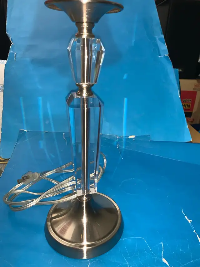 Beautiful Crystal Night Stand Lamp/table Lamp-H 23”great con $15 in Indoor Lighting & Fans in Markham / York Region - Image 9