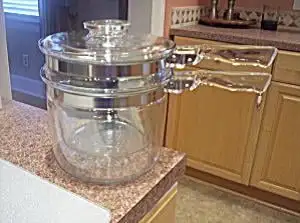 A wonderful example of vintage Pyrex kitchen glass! This is the 1960's Pyrex double boiler! This set...