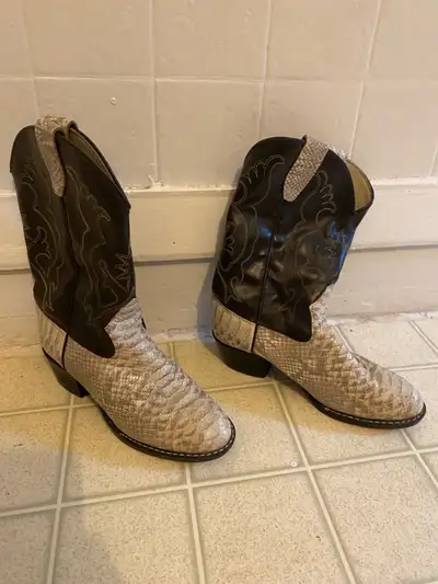 Women’s size 4.5 Used - in good shape. 25$ obo