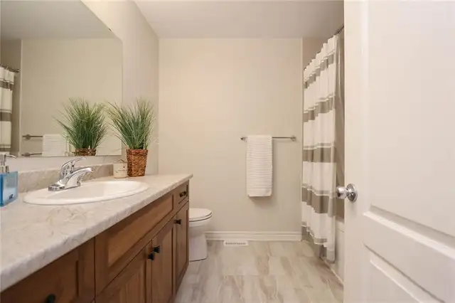 Beautiful Modern Townhome in Stittsville/Kanata in Long Term Rentals in Ottawa - Image 9