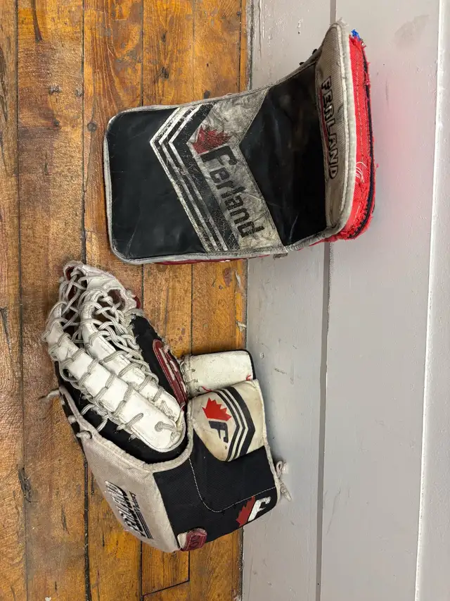 HOCKEY GOALIE Equipment Set in Hockey in City of Toronto - Image 6