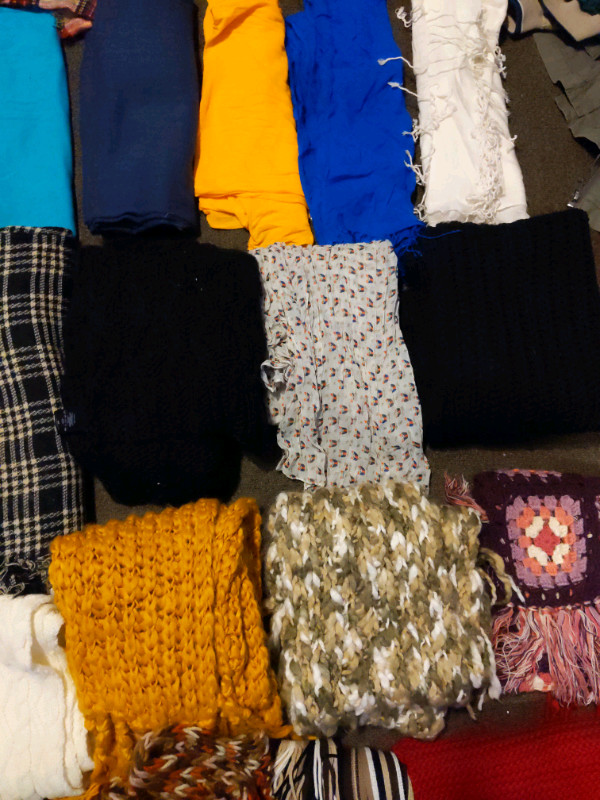 Collection de 45 foulards, 45 scarves collection  dans Femmes - Hauts et vêtements d'extérieur  à Longueuil/Rive Sud - Image 4
