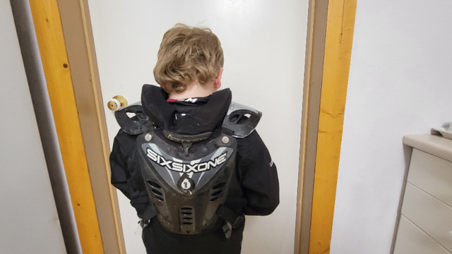 Youth mx Chest gear fits ages: 5 to 8 in Motorcycle Parts & Accessories in Edmonton - Image 4