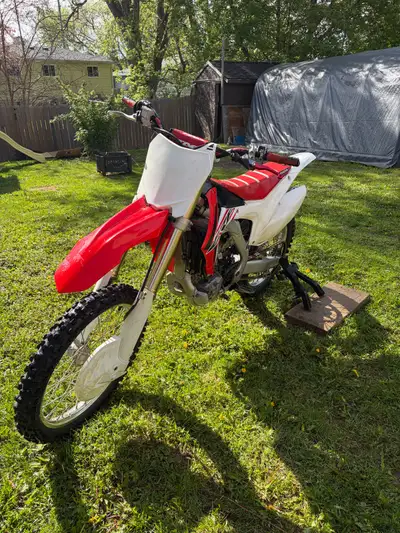 Selling my 2016 Honda CRF 250r This bike is stock and still way fast, fuel injection, 3 on the fly c...