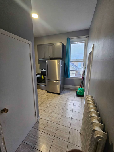 750 square foot 1 Bed 1 Bath Apartment. 11ft ceilings and 7ft windows. Stainless steel appliances. C...