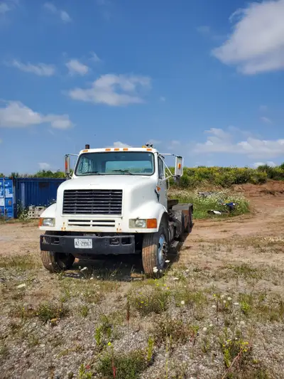 1995 International F8100 Roll Off Navistar dt 530 6 cyl, diesel, Spicer 10 spd, Non-spif air lift 3r...