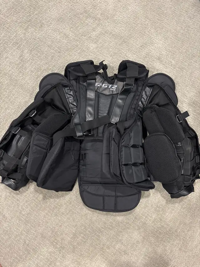SR Warrior goalie chest protector in Hockey in London - Image 4