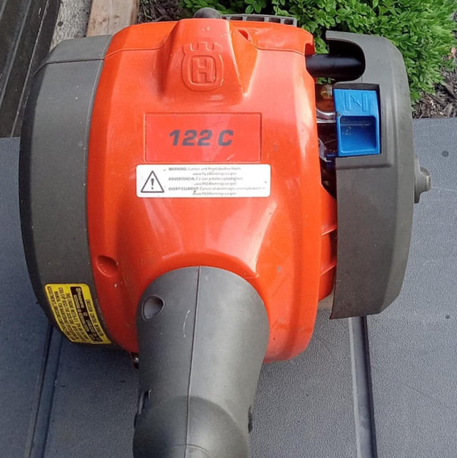 Coupe herbe Husqvarna à GAZ, modèle 122C, 16", 0.8 HP dans Tondeuses et souffleuses  à Laval/Rive Nord - Image 3