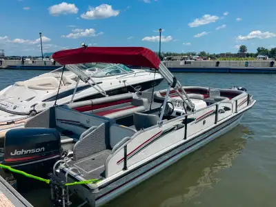 Bateaux style Ponton equipe d'un moteur Johnson 130Hp ainsi que d'un- Moteur electrique neuf install...