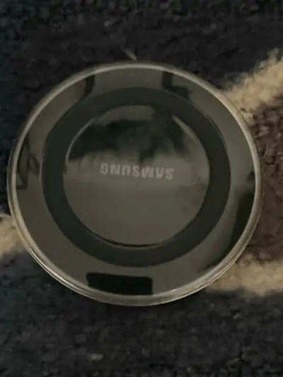 This is a Samsung wireless charger, model EP-PG920I, in good working condition. It supports 5.0V inp...